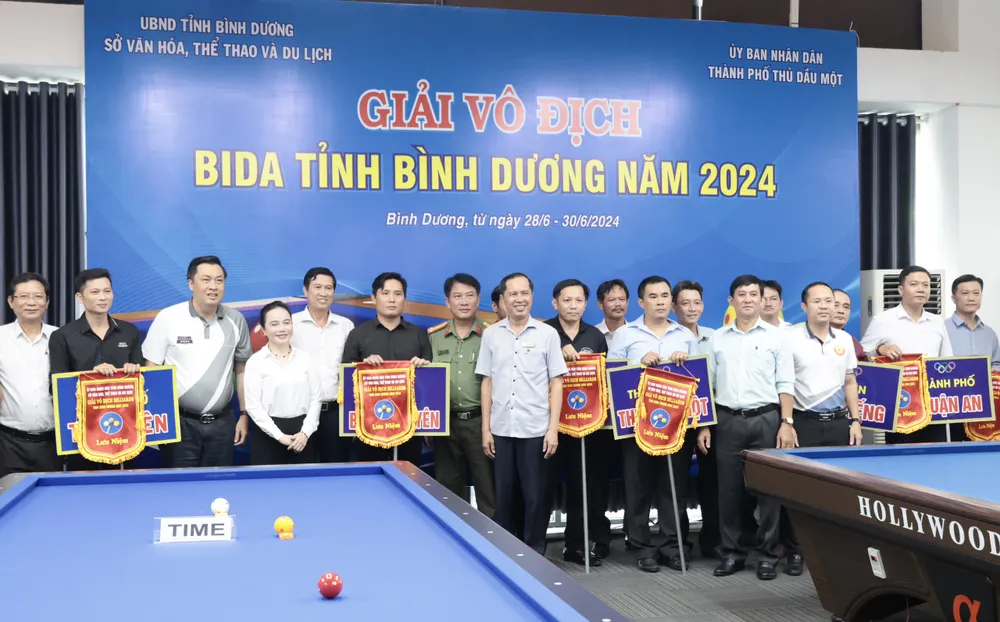 Đại biểu tặng cờ và chụp hình lưu niệm cùng các đơn vị tham dự giải