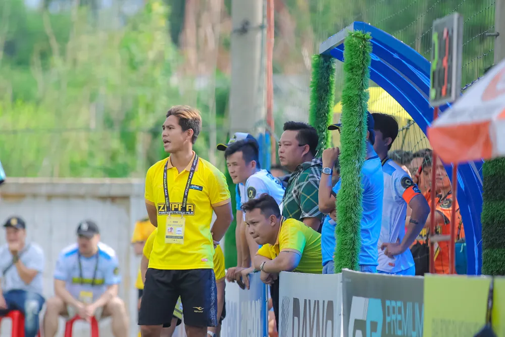 11 - Cựu tuyển thủ Nguyễn Thành Long Giang trong vai trò HLV.jpg