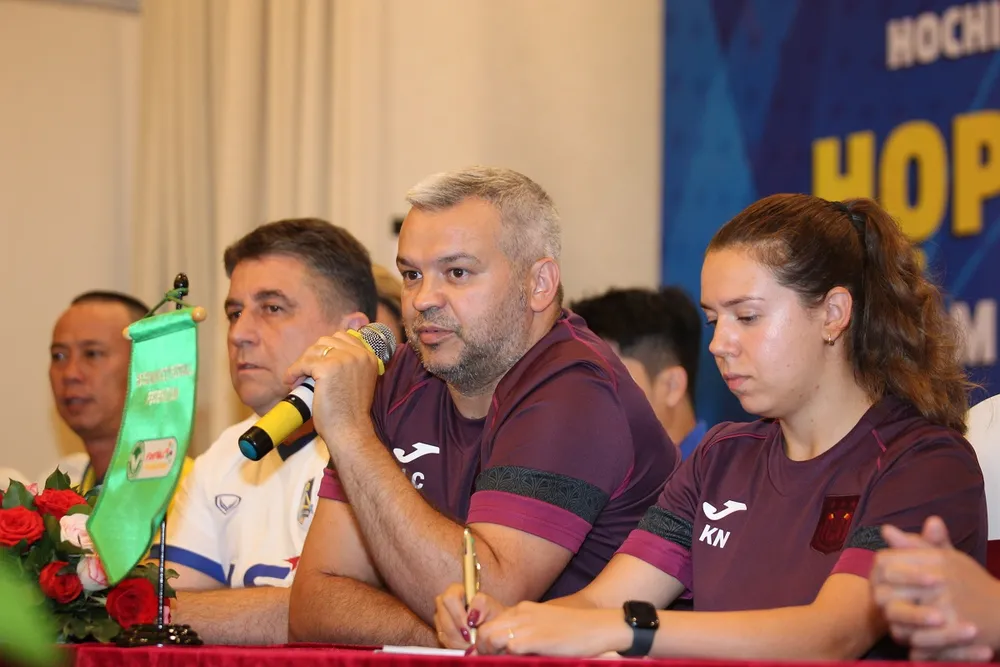 HLV Luca Onorio Cragnaz (CLB futsal Anderlecht) chia sẻ tại buổi họp. Ảnh: DŨNG PHƯƠNG 