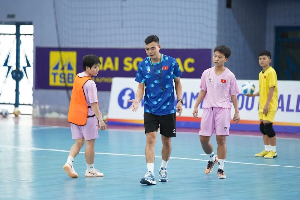 HLV Nguyễn Đình Hoàng cùng các tuyển thủ tại nhà thi đấu Thái Sơn Nam ngày 9-9