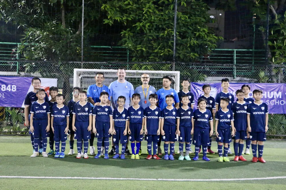 Ban huan luyen cua Bochum va cac em hoc vien.JPG