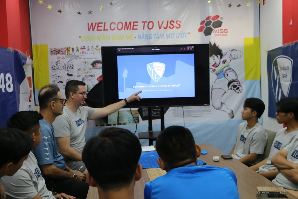 Buoi hoc ly thuyet cua cac HLV .JPG