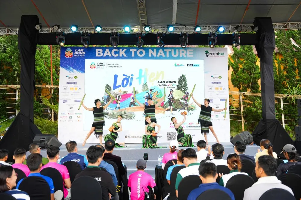 Lễ khai mạc giải trước khi bắt đầu cuộc thi vào chiều 8-11