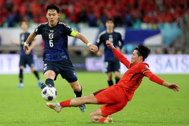 Đội tuyển Trung Quốc một lần nữa bại trận trước Nhật Bản của thủ lĩnh Wataru Endo (số 6). Ảnh: Getty