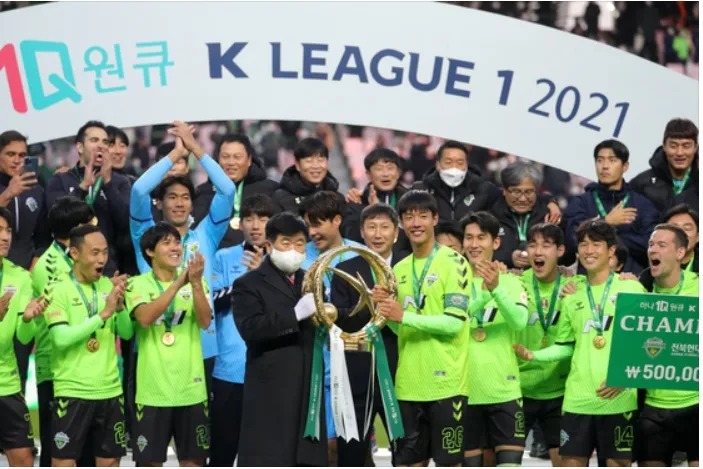 HLV Kim Sang-sik từng giúp Jeonbuk Hyundai Motors vô địch K-League 1 (Ảnh NEWS1).jpg