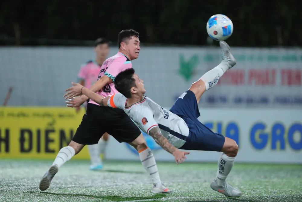 Thủ quân Lê Sỹ Mạnh tỏa sáng trong trận thắng 4-2 của lão tướng thành phố Thanh Hóa trước Thiệu Hóa.