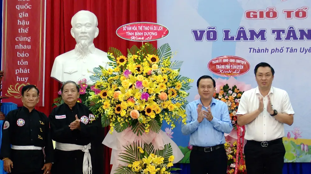 Lãnh đạo Sở Văn hóa, Thể thao và Du lịch tỉnh Bình Dương tặng hoa đến môn phái Võ Lâm Tân Khánh Bà Trà tại lễ Giỗ Tổ môn phái