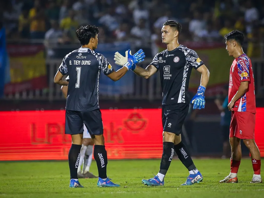 Tiến Dũng gần như không có cơ hội bắt chính khi CLB TPHCM có Lê Giang trong khung thành
