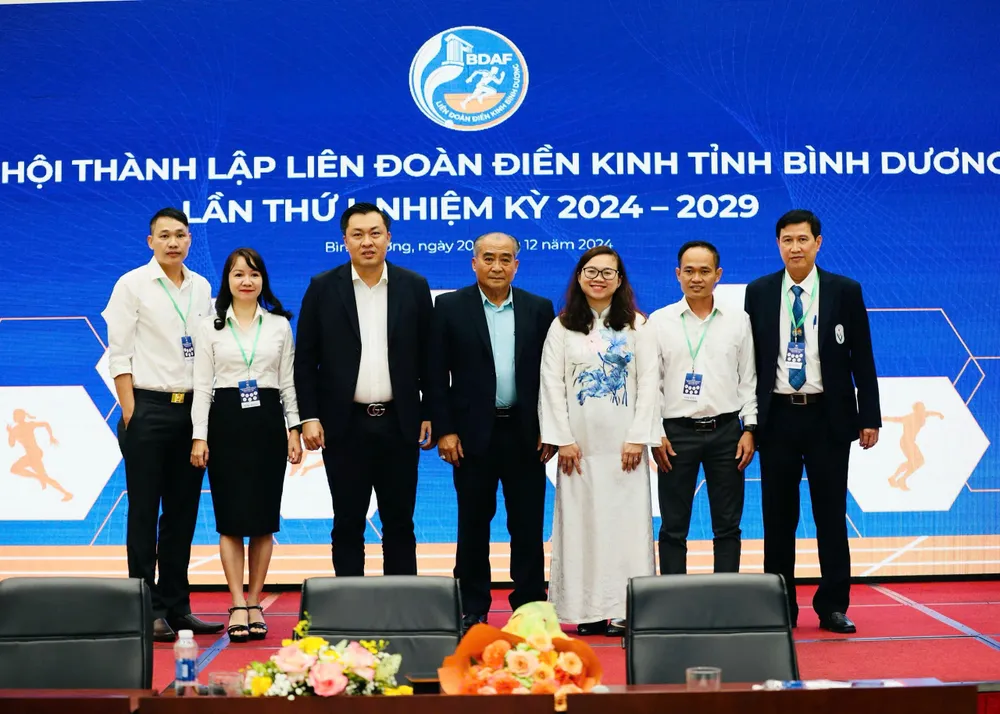 Lãnh đạo LĐĐK Việt Nam và Lãnh đạo Sở VH-TT&DL tỉnh chụp hình lưu niệm cùng Ban Thường vụ khóa I, LĐĐK tỉnh Bình Dương