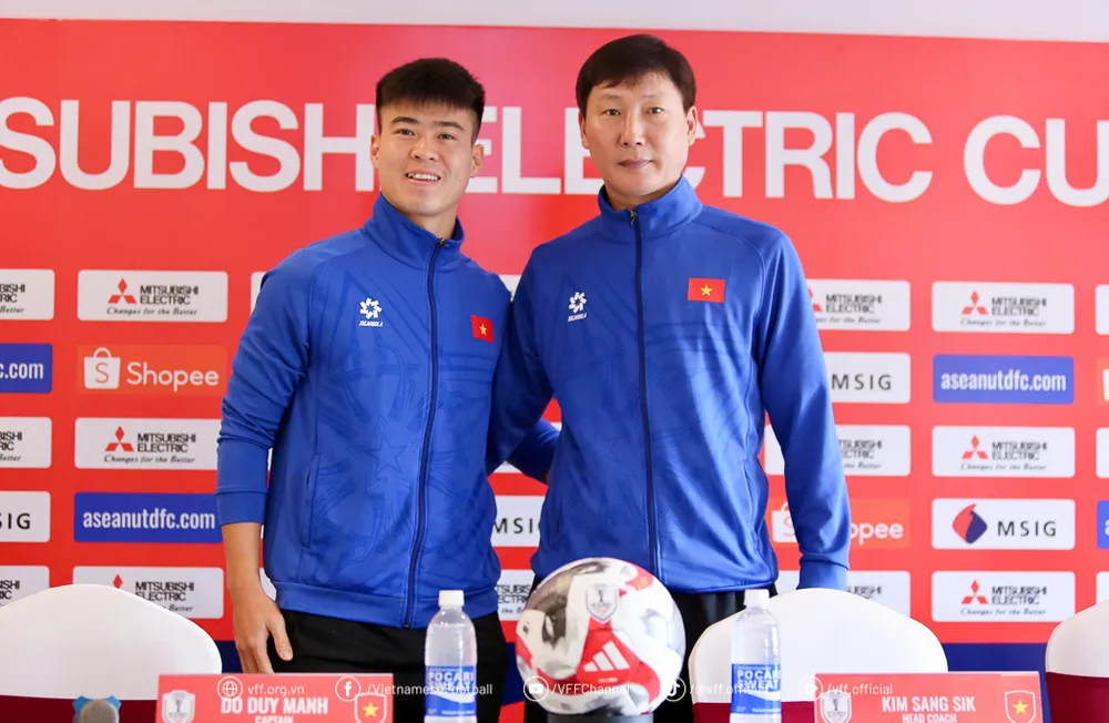 HLV Kim Sang-sik và hậu vệ Duy Mạnh tại buổi họp báo trưa 28-12