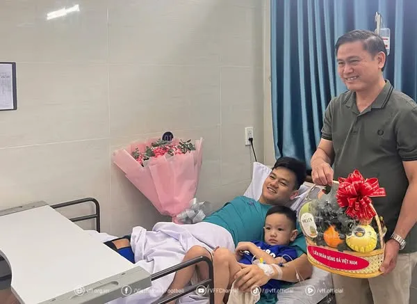 Ông Trần Anh Tú, Phó chủ tịch VFF, trưởng đoàn đội tuyển Việt Nam tại ASEAN Cup đến bệnh viện thăm Hồ Tấn Tài.