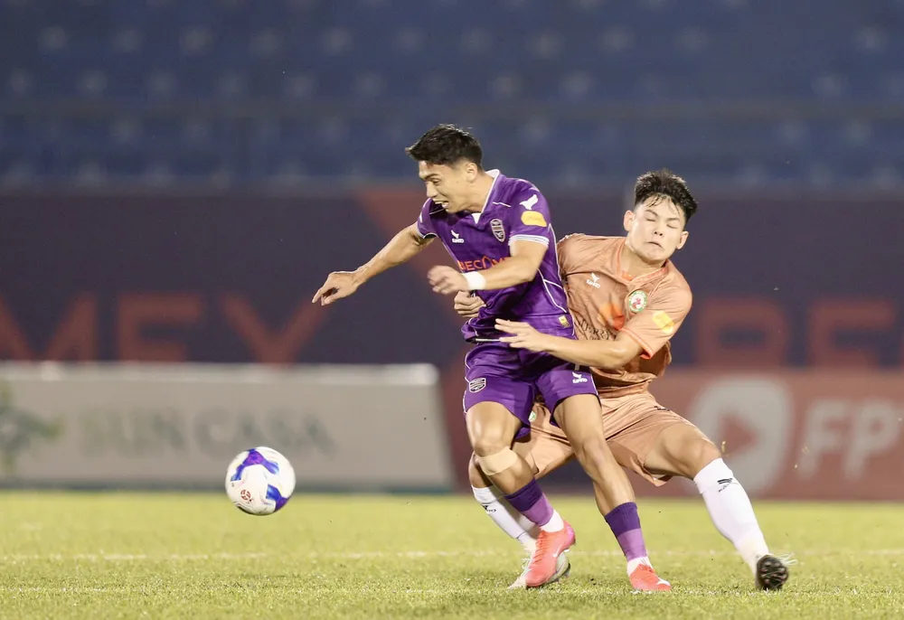 Những nỗ lực của Bình Định không cứu vãn được trận thua ngược 1-2 trên sân Bình Dương vào tối 17-1. Ảnh: DŨNG PHƯƠNG