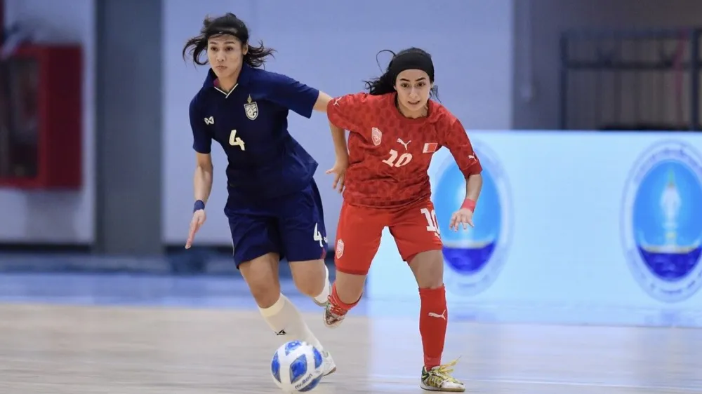 Thái Lan (áo xanh) cầm chắc ngôi đầu bảng A sau 3 trận toàn thắng. Ảnh AFC.jpg