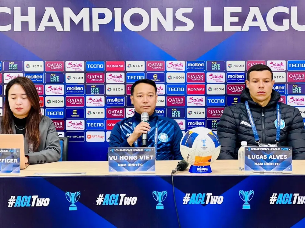 HLV Vũ Hồng Việt tự tin các học trò sẽ gây bất ngờ trong trận lượt đi