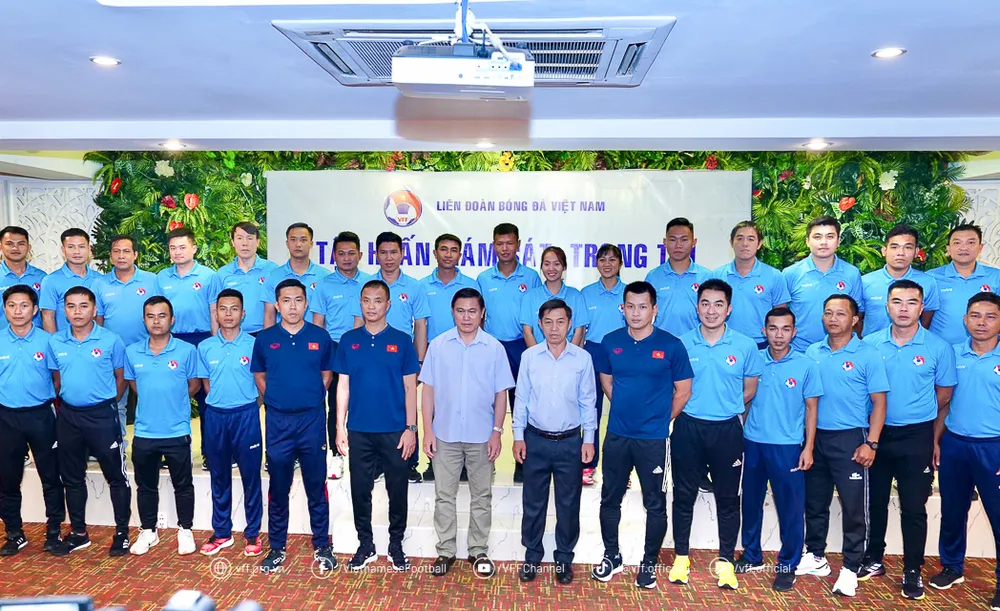 Các Giám sát và trọng tài chụp hình lưu niệm với lãnh đạo VFF và Ban trọng tài VFF.