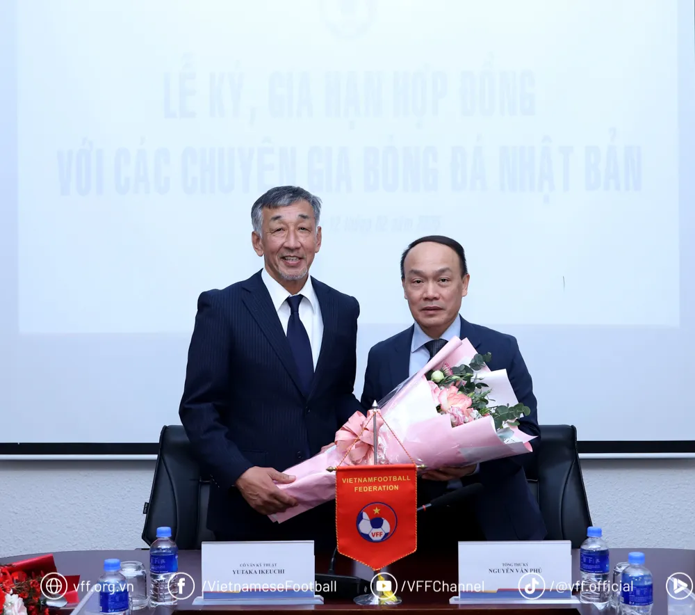 TTK VFF Nguyễn Văn Phú trao tặng hoa cho ông Yutaka Ikeuchi tại buổi ký hợp đồng
