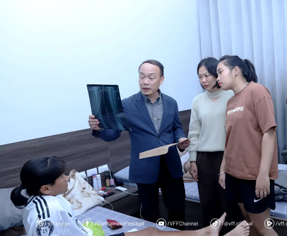 Ông Nguyễn Văn Phú đến thăm Kiểu Nghi và chúc cô sớm bình phục