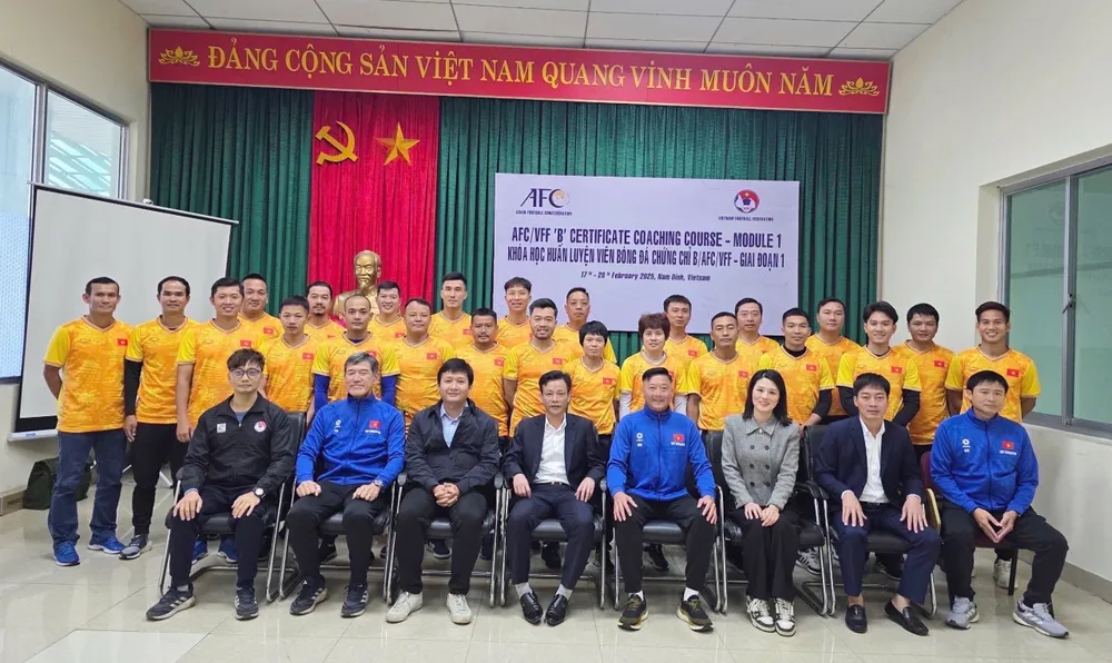 Lãnh đạo VFF, các giảng viên và 24 học viên chụp hình lưu niệm tại lễ khai mạc