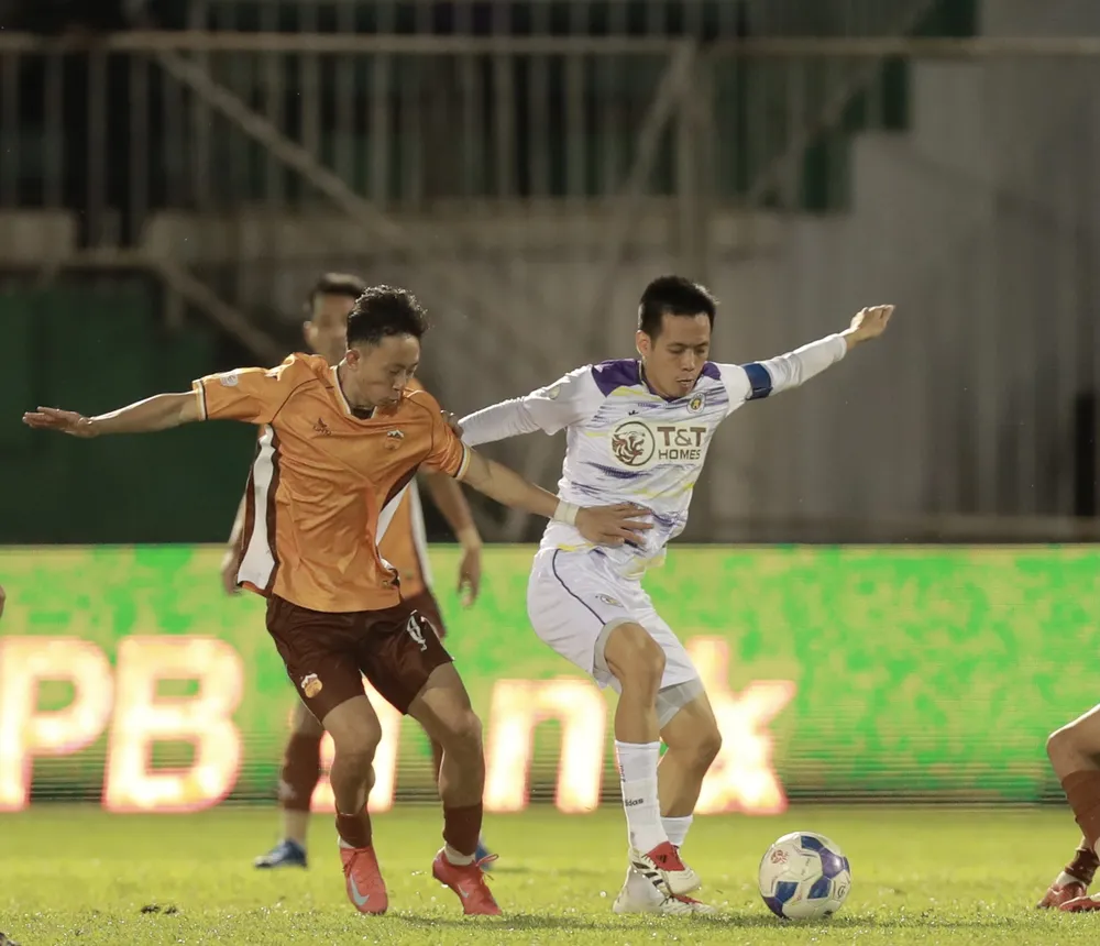 Văn Quyết thi đấu ấn tượng trong trận thắng cách biệt của Hà Nội FC trên sân Pleiku.