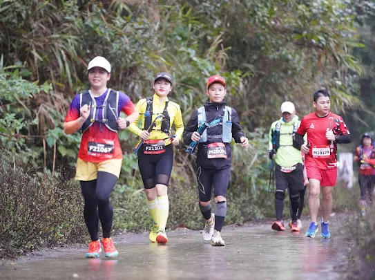 Các vận động viên trên đường chạy tại Mitsubishi Motors Việt Nam - Tam Đảo City Trail 2025