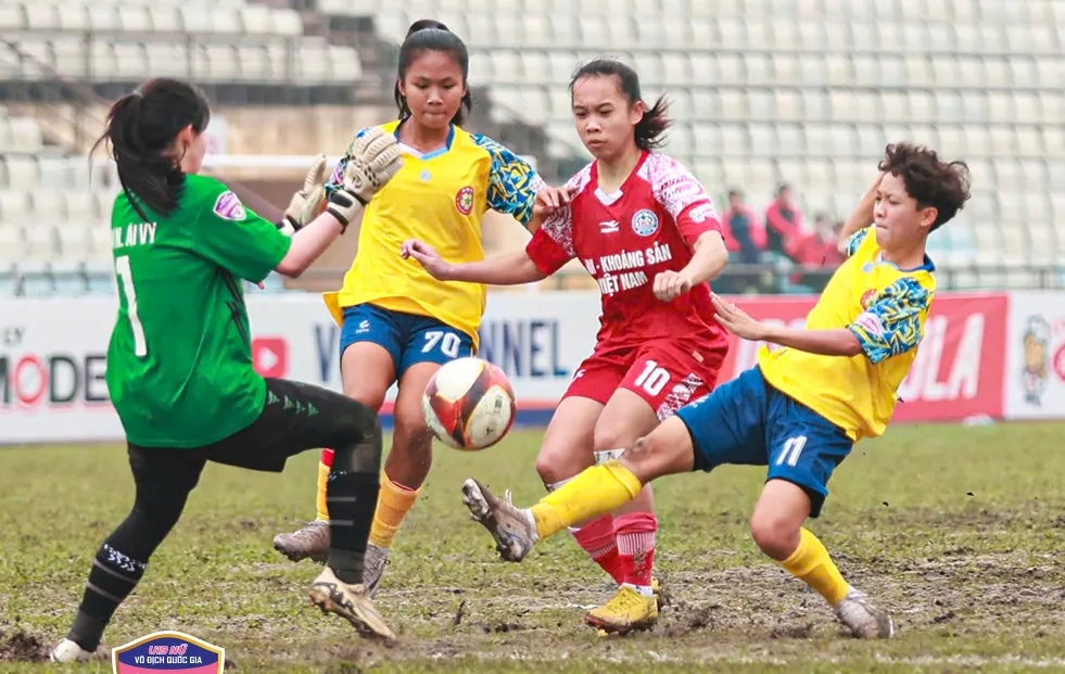 Các cô gái TPHCM giành 3 điểm thuyết phục trước Than KSVN