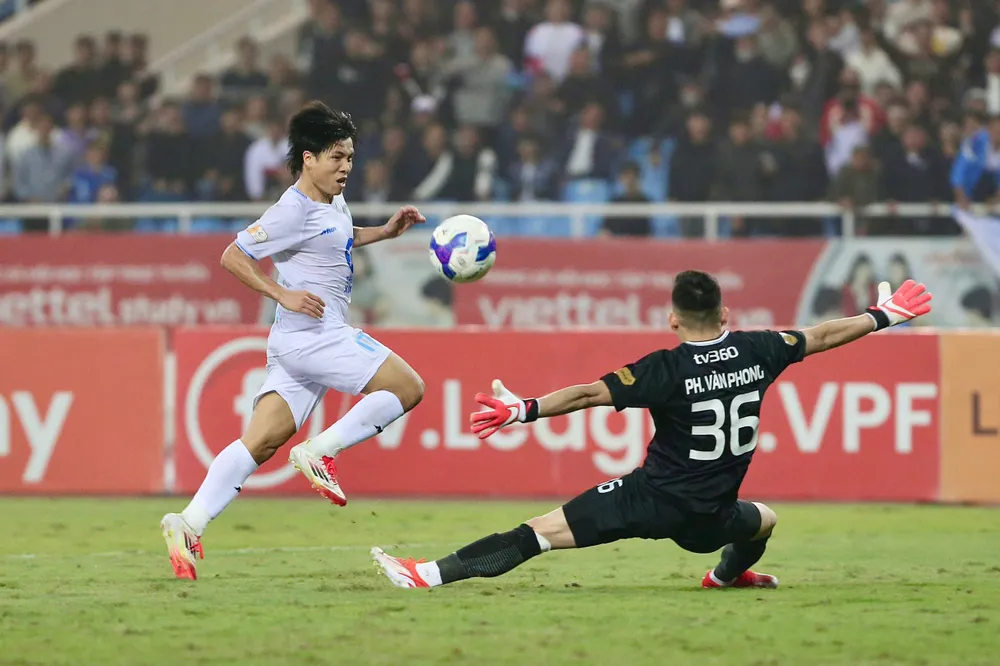 Văn Vĩ ghi bàn ấn định chiến thắng 2-0