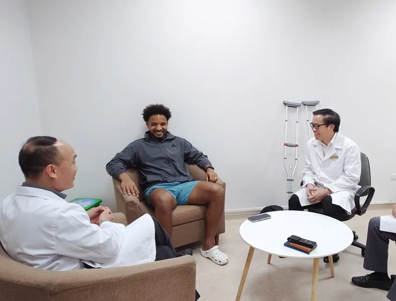 Tổng thư ký VFF Nguyễn Văn Phú (bên trái) trao đổi với các bác sĩ Trung tâm Chấn thương Chỉnh hình & Y học thể thao Vinmec về tình trạng hồi phục của Nguyễn Xuân Son.