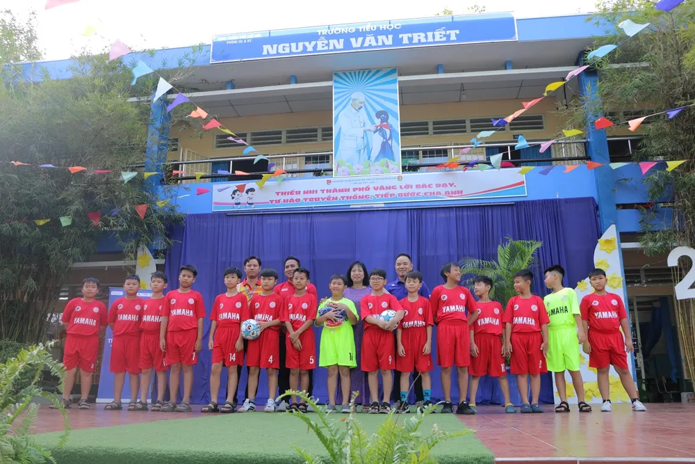 Đội bóng Trưởng Tiểu Học Nguyễn Văn Triết nhận quà từ BTC.JPG