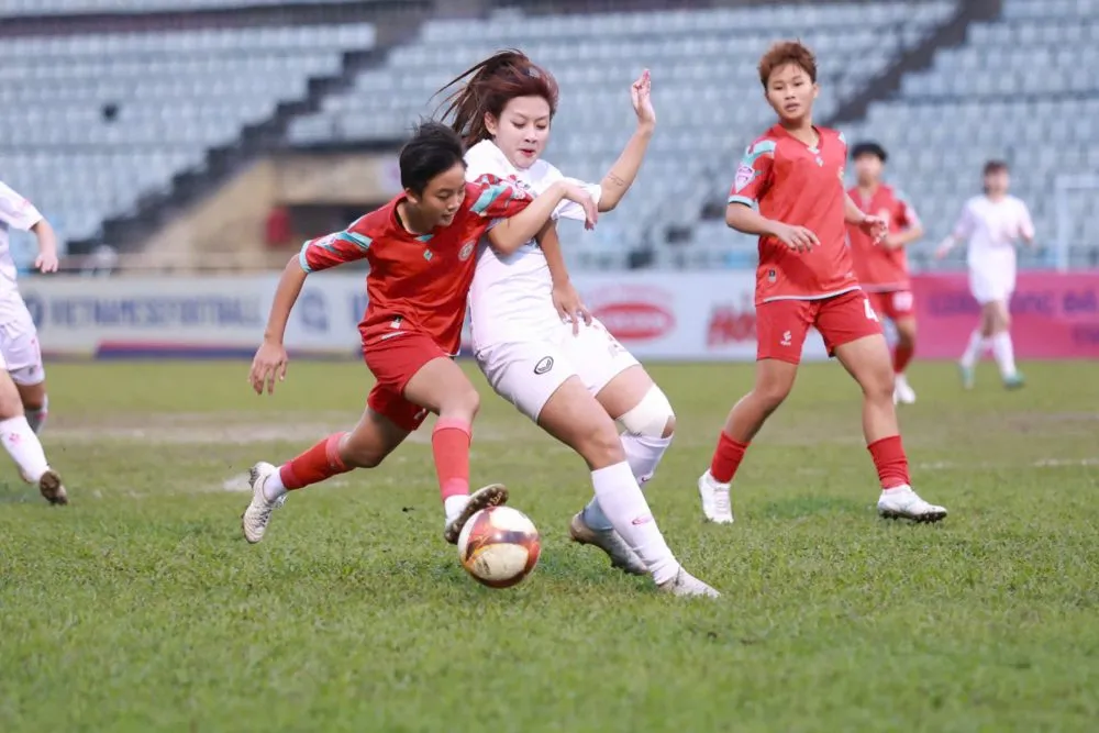 Thua PP.Hà Nam trong trận quyết định, TPHCM (áo đỏ) hết hy vọng tranh vô địch mùa này.