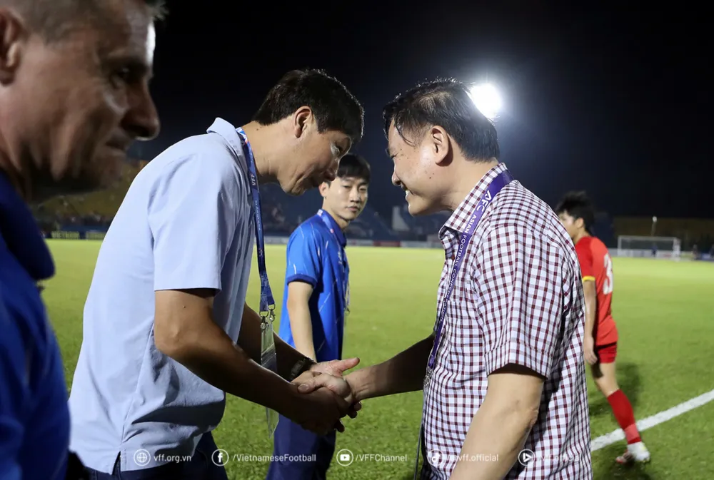 Phó chủ tịch VFF, ông Trần Anh Tú chúc mừng HLV Kim Sang-sik sau trận đấu
