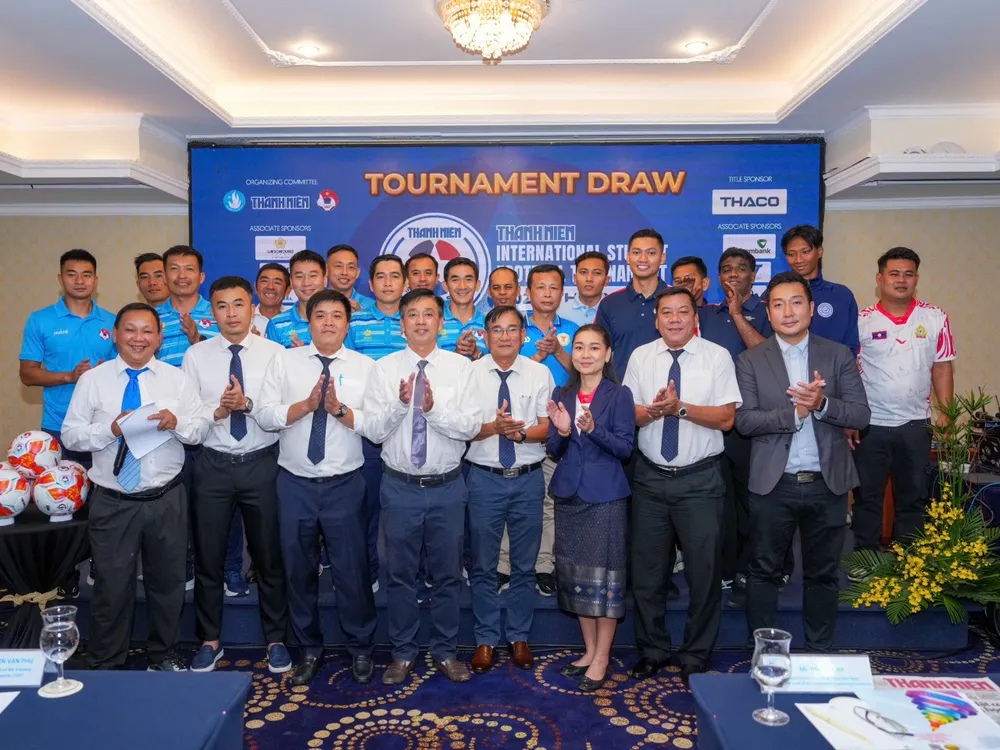 Các trọng tài,giám sát chụp ảnh lưu niệm cùng đại diện Ban tổ chức và các đội tham dự giải.