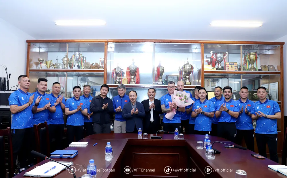 Lãnh đạo VFF cùng HLV Roland và ê-kip trợ lý ở đội tuyển U17 Việt Nam.