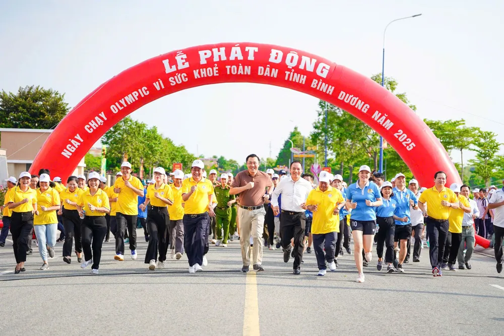 Đông đảo đại biểu lãnh đạo tỉnh Bình Dương cùng lãnh đạo huyện Bàu Bàng tham gia chạy hưởng ứng tại sự kiện