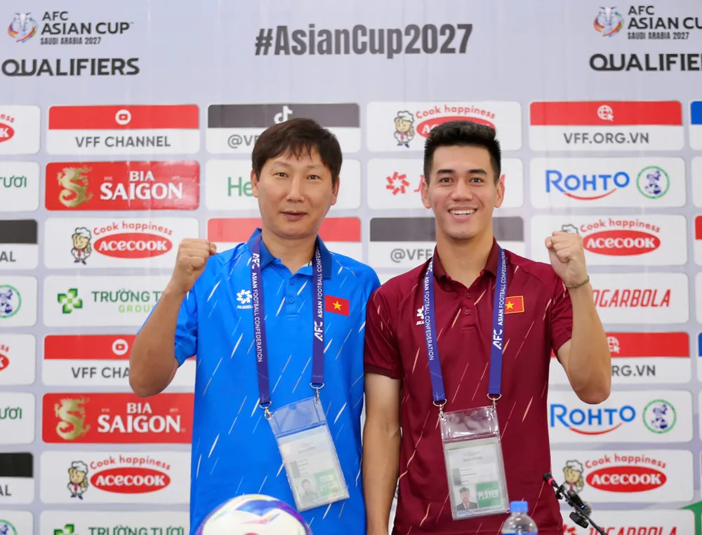 HLV Kim Sang-sik cùng tiền đạo Tiến Linh hướng đến trận thắng với tỷ số cách biệt. Ảnh: DŨNG PHƯƠNG