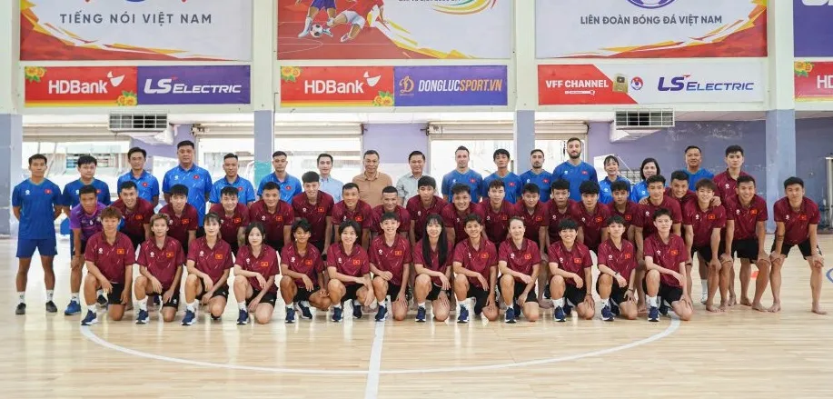 Lãnh đạo VFF chụp hình lưu niệm cùng tập thể hai đội tuyển futsal nam và nữ Quốc gia.