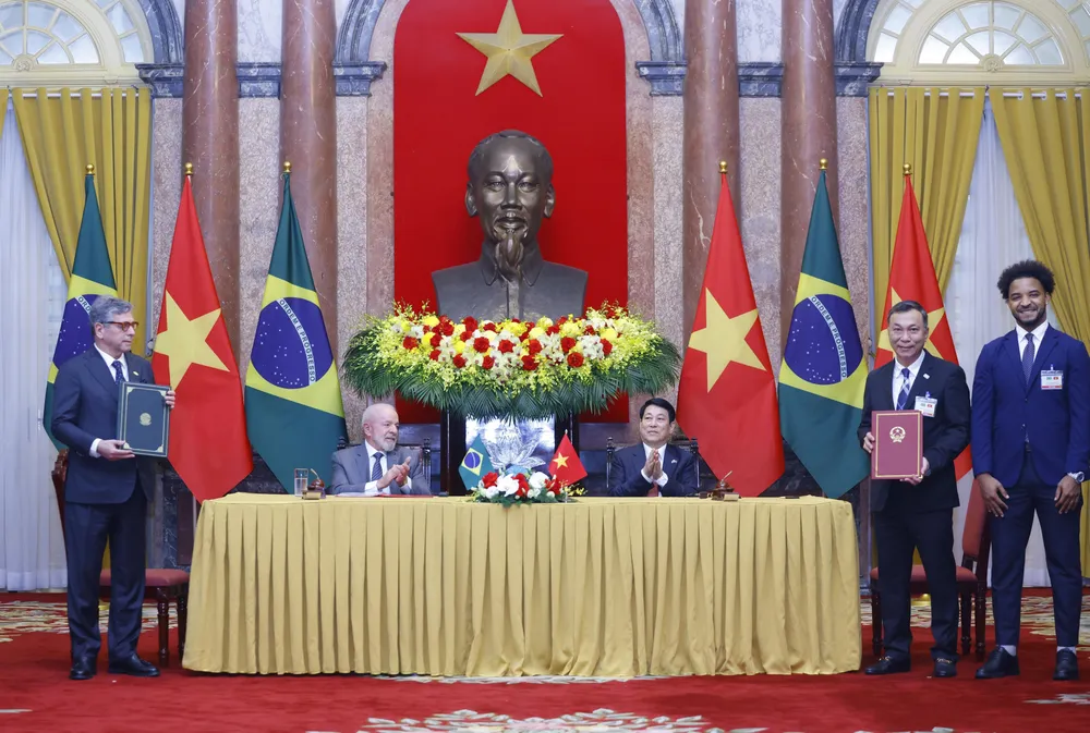 Chủ tịch nước Lương Cường và Tổng thống Luiz Inácio Lula da Silva chứng kiến lễ trao văn kiện hợp tác giữa LĐBĐVN và LĐBĐ Bra-xin. Ảnh Lâm Khánh/TTXVN.