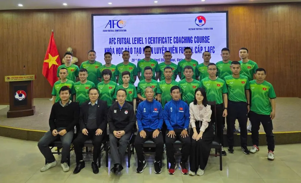 Ban tổ chức chụp lưu niệm cùng các học viên tham dự khóa học.