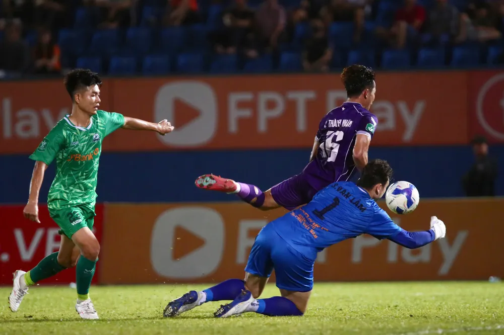 B.Bình Dương cản bước tham vọng của Ninh Bình ở vòng tứ kết sau loạt sút luân lưu 11m. Ảnh: DŨNG PHƯƠNG