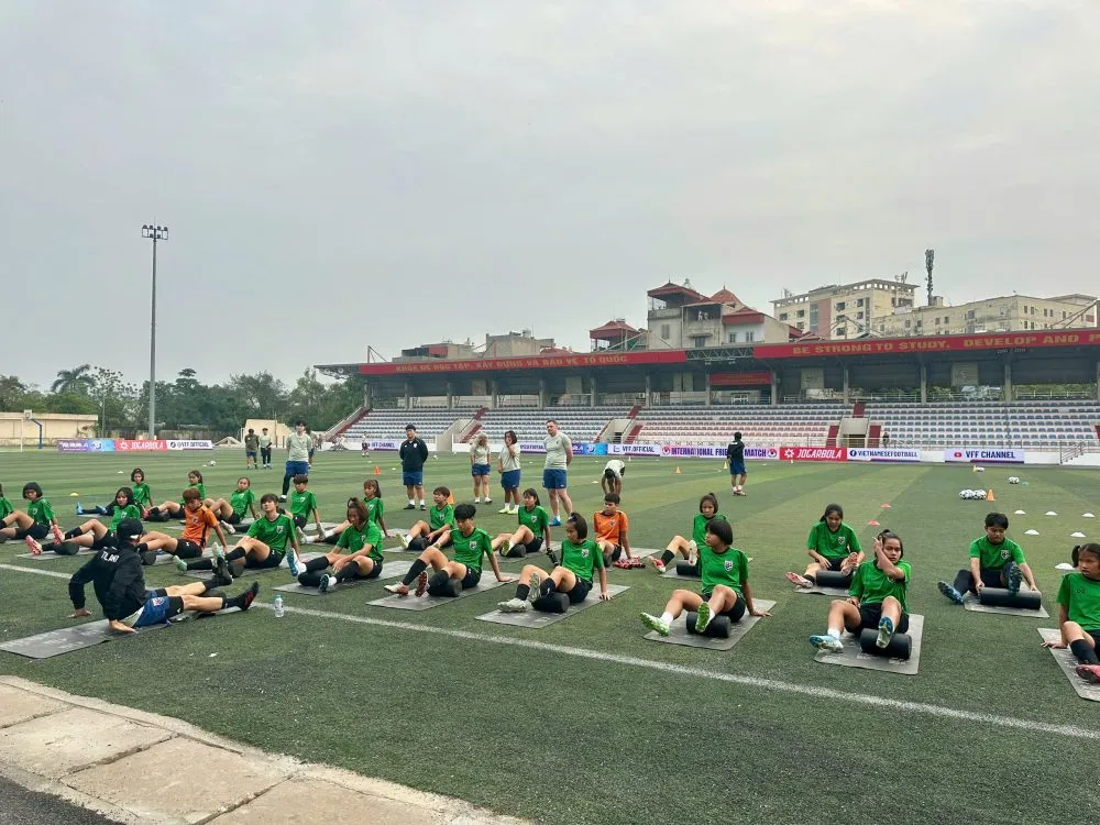 Đội U17 nữ Thái Lan trên sân tập vào trưa 1-4