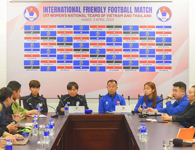 HLV trưởng và đại diện cầu thủ hai đội tại buổi họp báo sáng 2-4.