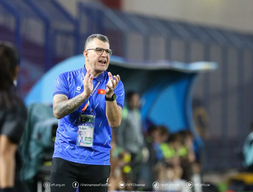 HLV Roland hài lòng về màn trình diễn của các học trò.