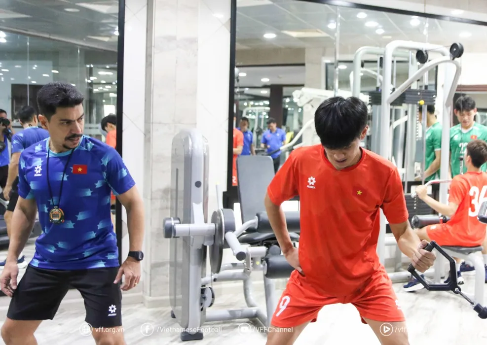 Trợ lý phụ trách thể lực hướng dẫn các cầu thủ trong phòng tập gym.