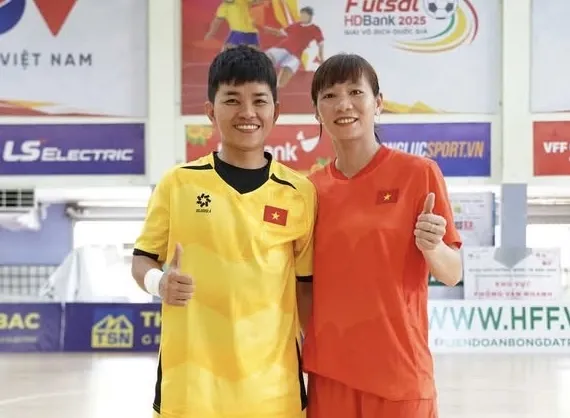 Thùy Trang cùng các cầu thủ hội quân muộn đã có mặt cùng đội tuyển vào ngày 9-4.