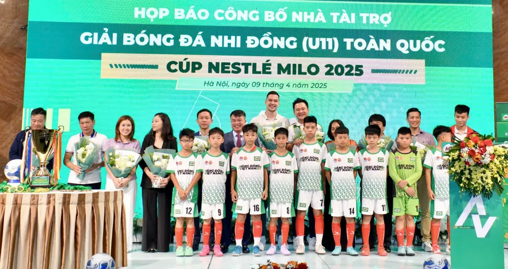 Ban tổ chức chụp ảnh lưu niệm cùng đại diện các đội tham dự, nhà tài trợ.