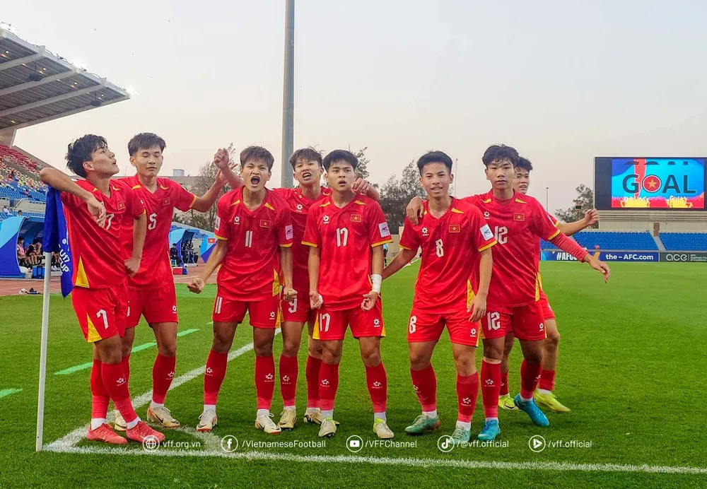 U17 Việt Nam khởi đầu trận đấu rất tốt và có bàn mở tỷ số từ giữa hiệp 1.