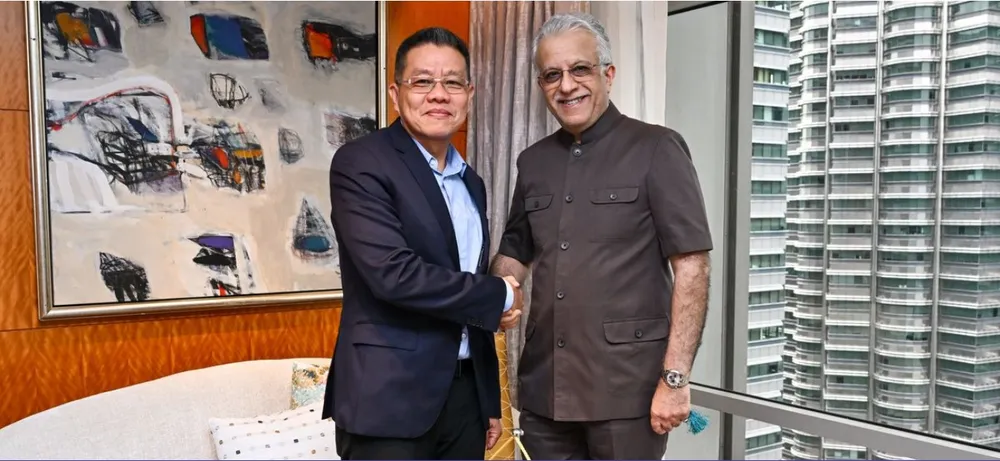 Chủ tịch AFC Shaikh Salman (bên phải) và chủ tịch AFF Khiev Sameth tại buổi gặp gỡ hôm 11-4. Ảnh: AFC