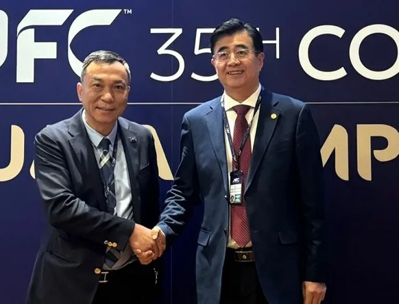 Chủ tịch LĐBĐ Việt Nam Trần Quốc Tuấn và Chủ tịch LĐBĐ Trung Quốc Song Kai tại Đại hội AFC.