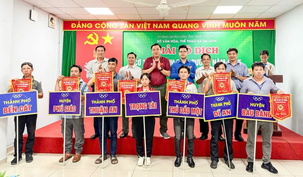 Đại biểu chụp hình lưu niệm cùng các đơn vị tham dự Giải Vô địch Cờ tướng tỉnh Bình Dương năm 2025.