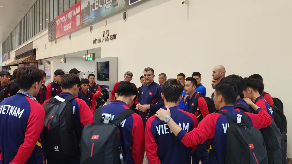 HLV Roland căn dặn các học trò trước khi chia tay tại sân bay Nội Bài.