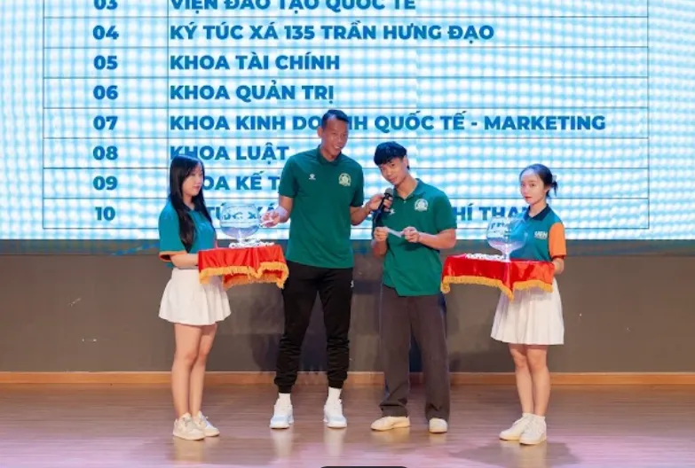 Công Phượng và Tấn Trường cùng đến giao lưu và bốc thăm xếp lịch thi đấu.